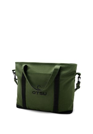 Grüne Canvas-Tragetasche mit schwarzen Griffen und "OTSU"-Logo, mit Fronttasche und abnehmbarem Schultergurt.