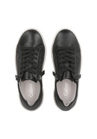 Baskets en cuir noir avec une texture lisse, lacer à l'avant et fermetures éclair sur les côtés. Dotées d'une semelle en caoutchouc blanche et de la marque "Gabor" à l'intérieur.