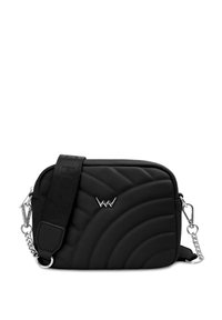 Černá prošívaná crossbody taška s elegantním obdélníkovým tvarem, která má stříbrné logo, nastavitelný popruh a kovový řetízkový akcent.