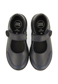 Zapatos Mary Jane de cuero azul marino con una correa de Velcro, punta redondeada y puntera texturizada. Logotipo de la marca y talla visibles en las plantillas.