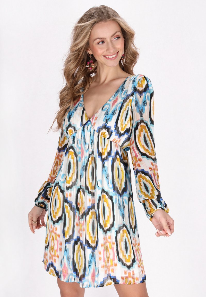 Rochie multicolorată cu decolteu adânc în V, mâneci lungi și un design fluid cu un model abstract în nuanțe de albastru, galben și roz.
