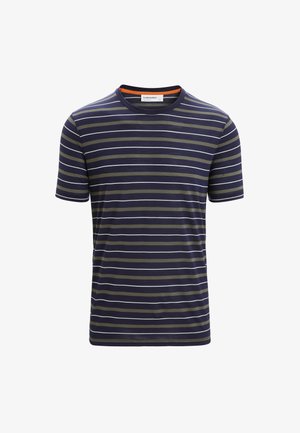 Tmavě modré tričko s krátkými rukávy s vodorovnými pruhy v olivově zelené a bílé barvě; kulatý výstřih; měkká látka; klasický střih.