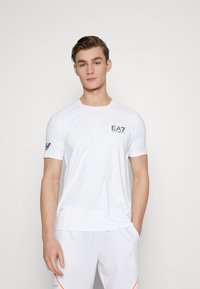 EA7 Emporio Armani - T-shirt till träning - white Miniatyrbild 1