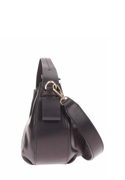 Borsa a mano nera in pelle con una texture liscia, forma rotonda, tracolla removibile e dettagli in metallo color oro.