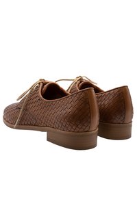 Chaussures en cuir tressé marron avec un bout arrondi et un design à lacets. Présentent des lacets de couleur claire et un talon en bois.