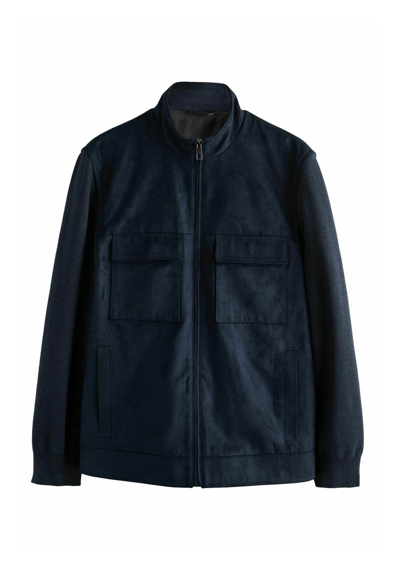 Chaqueta navy con cremallera frontal, cuerpo de ante, mangas de lana, dos bolsillos en el pecho y bolsillos de entrada lateral, con cuello alto.
