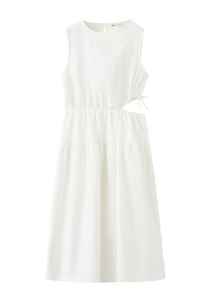 Abito midi bianco senza maniche con vita arricciata, spacchi laterali legati con un fiocco e scollatura rotonda.