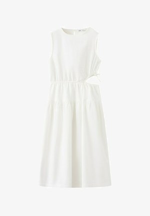 Robe midi blanche sans manches avec taille froncée, découpe latérale nouée en un nœud, et encolure ronde.