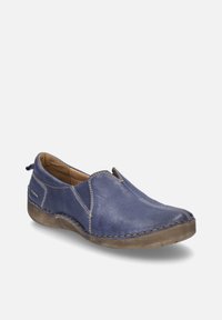 Scarpa slip-on in pelle blu con elastico laterale per una facile calzata, dettagli cuciti e suola in gomma tan robusta e leggermente strutturata.