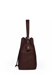 Borsa a secchiello in pelle marrone scuro con un unico manico superiore, chiusura con coulisse e un piccolo cartellino in pelle attaccato con logo e testo dorati.