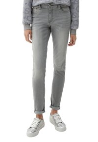 Jeans ajustados de mezclilla gris con un ligero desgaste, diseño de cinco bolsillos y dobladillos enrollados, combinados con zapatillas metálicas plateadas con cordones.