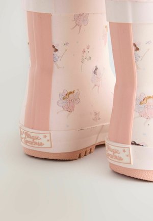 Bottes de pluie en caoutchouc roses avec des illustrations de fées, semelles texturées et une bande blanche en haut. Logo "Magic Sparkle" sur le talon.