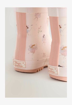 Stivali da pioggia in gomma rosa con illustrazioni di fate, suole texturizzate e una fascia bianca sulla parte superiore. Logo "Magic Sparkle" sul tallone.