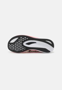 Sulan har en svart design med texturerade greppmönster, en vit mittdel och en rosa accent längs kanten.