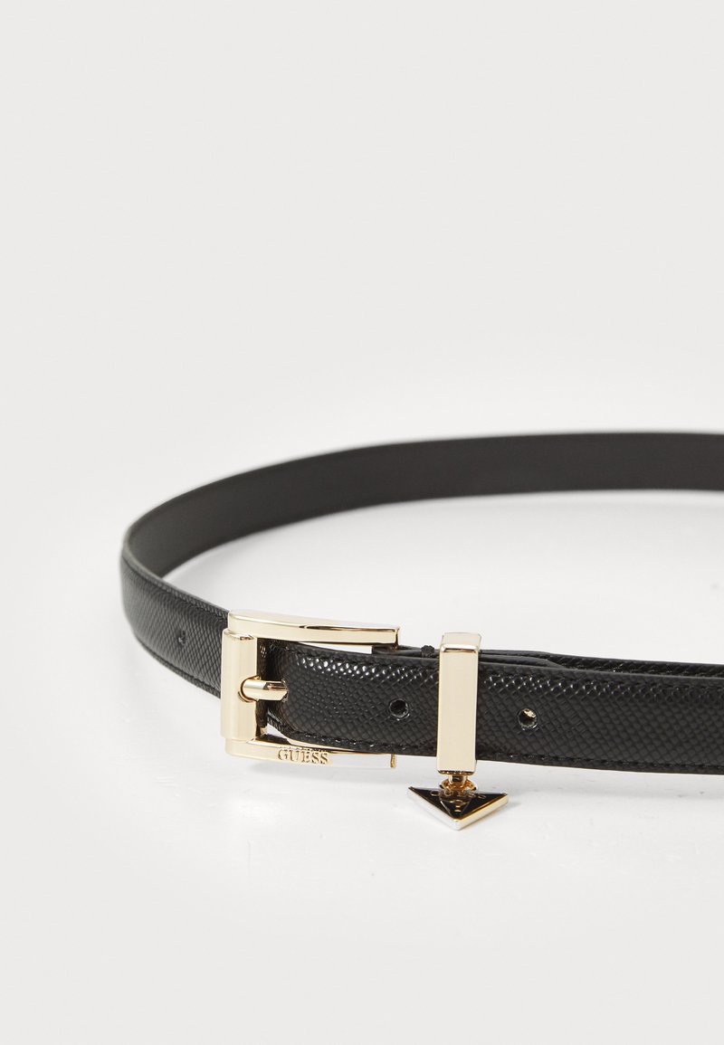 Zwarte leren riem met een gestructureerde afwerking, voorzien van een goudkleurige gesp en accenten, inclusief een driehoekige hanger. Verstelbaar met gaatjes.