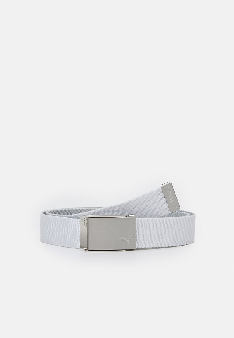 Grå elastisk belte med en sølv rektangulær spenne, som har en logo. Materialet er glatt med en lett glans.