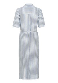 Robe rayée bleu clair et blanche avec des manches courtes, une taille ceinturée et un col, fabriquée à partir d'un tissu texturé.