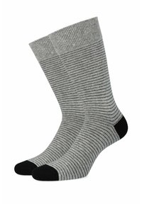 Szare skarpetki w paski o ryflowanej teksturze, z czarnymi akcentami na palcach i pięcie; długość do połowy łydki.