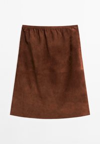 Brauer Wildlederrock mit elastischem Bund, der eine glatte Textur und eine gerade Silhouette aufweist, entworfen für einen bequemen Sitz.