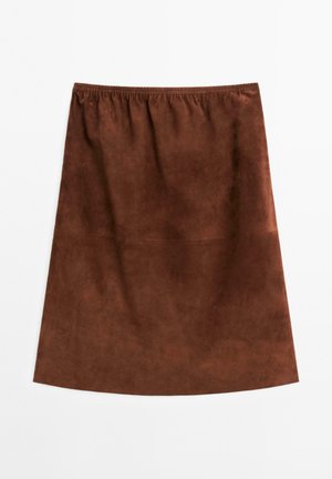 Gonna in camoscio marrone con una cintura elastica, caratterizzata da una texture liscia e una silhouette dritta, progettata per un facile indossare.