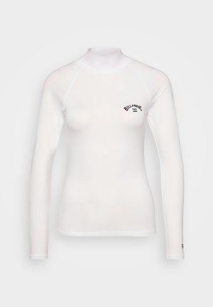 Langermet, hvit rash guard laget av glatt stoff, med høy hals og svart logo-tekst på brystet.