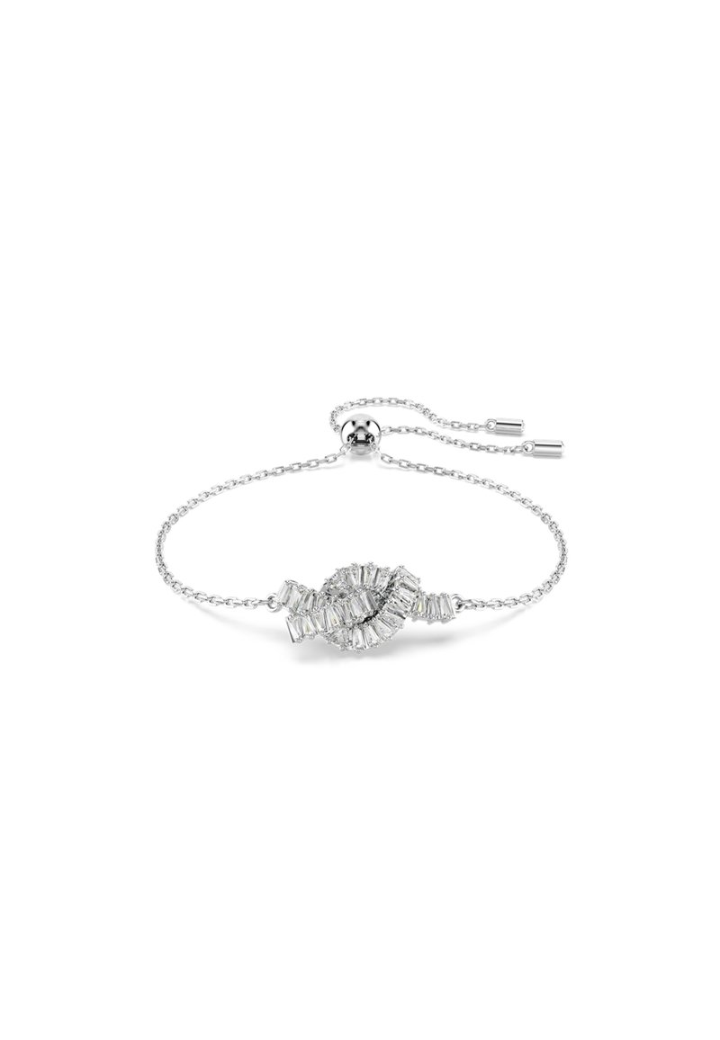 Strieborný náramok s prekrúteným dizajnom, obsahujúci obdĺžnikové a okrúhle kubické zirkóny, nastaviteľný reťazec a klipsu so sliding korálkom.