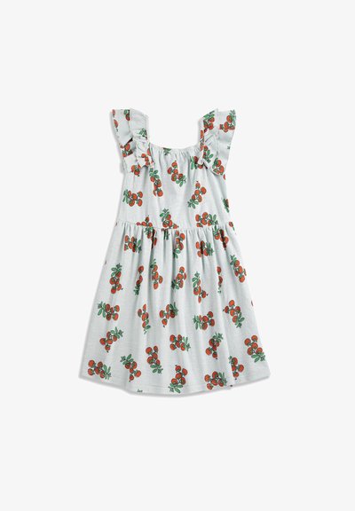 Biele bezrukávové šaty pre batoľatá s volánikovými ramienkami a celoplošným vzorom červených čerešní so zelenými listami.