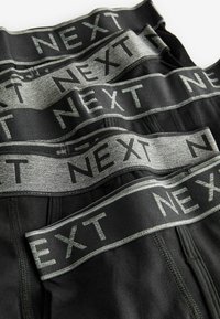 Zwart ondergoed set voor mannen met elastische taillebanden waarop "NEXT" in het grijs is gedrukt. Zachte stof, gladde textuur en een slimfit ontwerp.