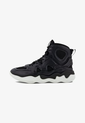 Czarne wysokie sneakersy z siateczkowymi panelami, rzeźbionymi skórzanymi nakładkami oraz grubą, białą falistą podeszwą.