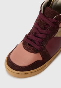 Mønstret høyhælte sneakers i syntetisk lær og semsket skinn. Har paneler i burgunder, rosa og beige, flate lisser og teksturerte detaljer.