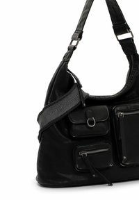 Borsa a tracolla in pelle nera con forma strutturata. Presenta molteplici tasche con zip e a patta, e una tracolla a righe con texture.