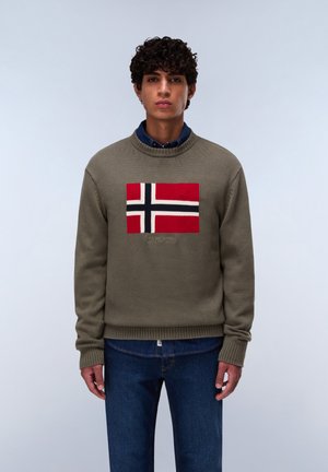 Khaki sweater met een centraal ontwerp van de Noorse vlag in rood, wit en blauw. Kenmerkt zich door een gestructureerde brei en geribde manchetten en zoom.