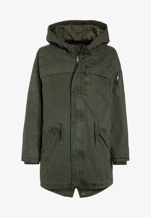 Zielona parka z kapturem, zapinana na zamek, z dwiema przednimi kieszeniami i kieszenią na piersi. Wykonana z wytrzymałego, teksturowanego materiału.