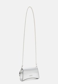 Stříbrná kabelka přes rameno z kovu s oblým spodkem, řetízkovým popruhem a malým, obdélníkovým tvarem. Má minimalistický design a detail s logem.