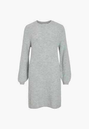 Jasnoszara dzianinowa sukienka z okrągłym dekoltem, długimi balonowymi rękawami i luźnym krojem, z teksturowanym, prążkowanym wzorem na całej powierzchni.