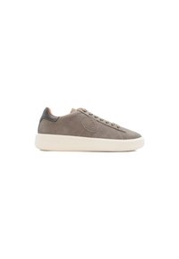 Sneaker in suede grigia con suola in gomma crema, caratterizzata da una punta tondeggiante, sei fori per i lacci e un accento testurizzato sul tallone.