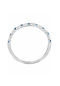 Silberring mit abwechselnd klaren und blauen Edelsteinen, runde Form, glatte Textur, mit einem einfachen, eleganten Design.