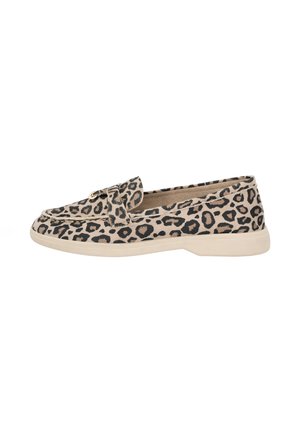 Mocassins à imprimé léopard avec une palette de couleurs beige et noir, présentant un design bas et une tige en tissu texturé.