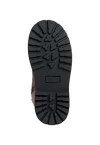 Semelle en caoutchouc noir avec des motifs profonds et angulaires. La tige est en daim marron texturé. Profil plat adapté à une utilisation en extérieur.