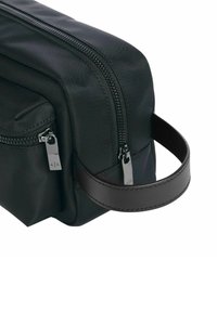Borsa cosmetica nera in nylon, di forma rettangolare, con texture liscia, zip metallica superiore e manico laterale in pelle. Accenti in metallo argentato visibili.