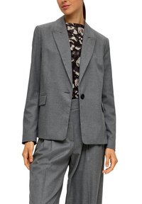 Šedý přizpůsobený blejzr vyrobený z texturované tkaniny s klopovými límci, zavíráním na jeden knoflík a dvěma bočními kapsami, spárovaný se vzorovaným topem.