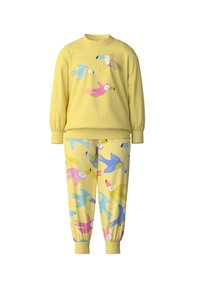 Geel sweatshirt met kleurrijke vogelprint, gecombineerd met bijpassende gele broek met een vergelijkbaar vogelpatroon. Gemaakt van zachte, comfortabele stof.