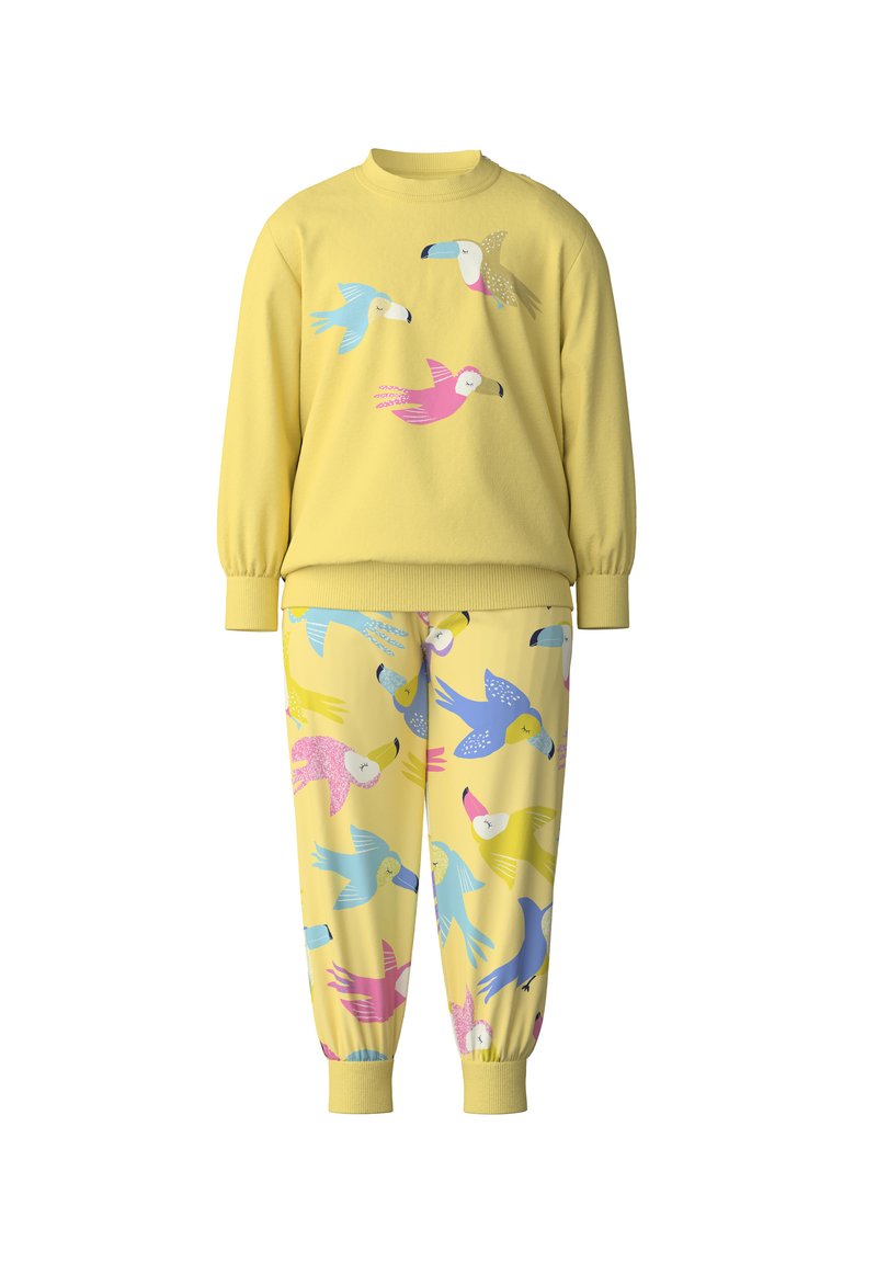 Geel sweatshirt met kleurrijke vogelprint, gecombineerd met bijpassende gele broek met een vergelijkbaar vogelpatroon. Gemaakt van zachte, comfortabele stof.