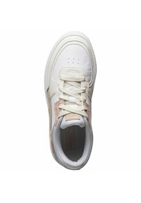 Baltie sneaker ar gludu ādas augšdaļu, bēša akcentiem, plakaniem auklām un perforētu purngalu. Mīksts zole un redzama teksturēta iekšpuse.