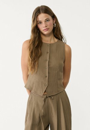 TEXTURED WITH BUTTONS - Weste - camel