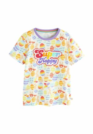 Tricou cu mânecă scurtă din material ușor, cu un model colorat de ouă și iepurași, având textul "Super Hoppy" în roșu îndrăzneț și culori curcubeu.