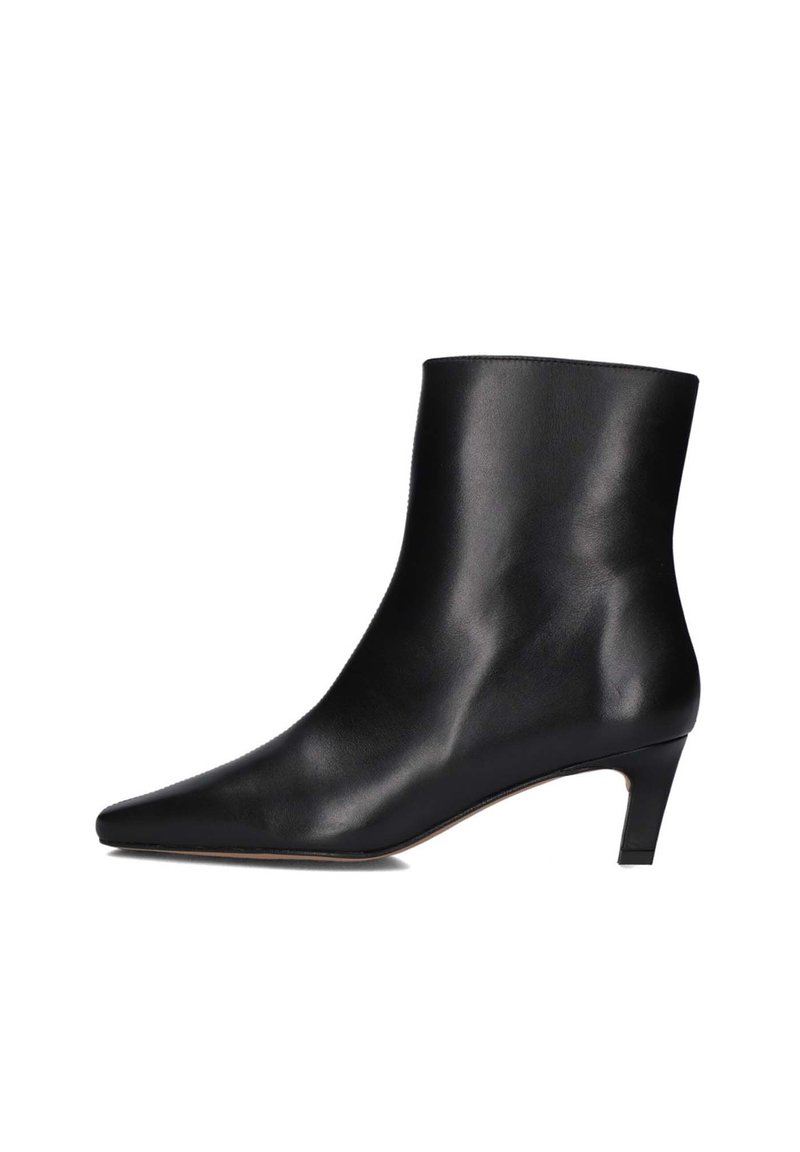 Zwarte leren enkellaars met een spitse neus en een lage hak. Glad textuur, minimalistisch ontwerp en enkelhoge silhouet.