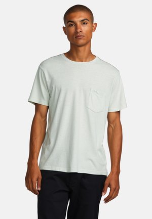 Light green short-sleeve t-shirt made of soft fabric, featuring a chest pocket and a round neckline. Casual fit.