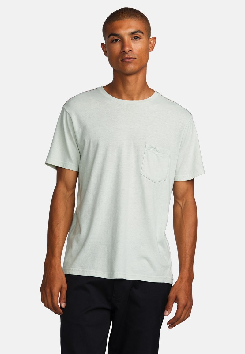 T-shirt verde chiaro a maniche corte realizzato in tessuto morbido, con taschino sul petto e scollatura rotonda. Vestibilità casual.