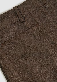 Bruine gestructureerde broek met een achterzak, subtiele glans en ceintuurlussen bij de taille.